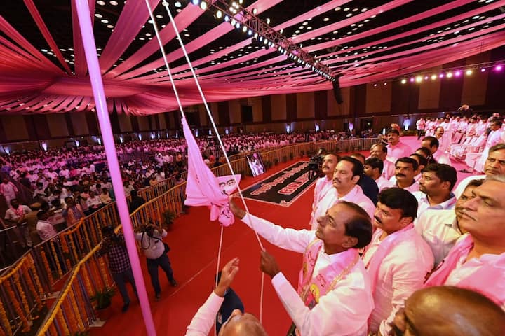 వ్యవసాయంలో తెలంగాణ సాధించిన ప్రగతి చెబుతూనే కేంద్ర చేస్తున్న అన్యాయాన్ని ప్రశ్నిస్తూ వ్యవసాయ తీర్మానాన్ని మంత్రి జగదీష్ రెడ్డి ప్రవేశ పెట్టారు.