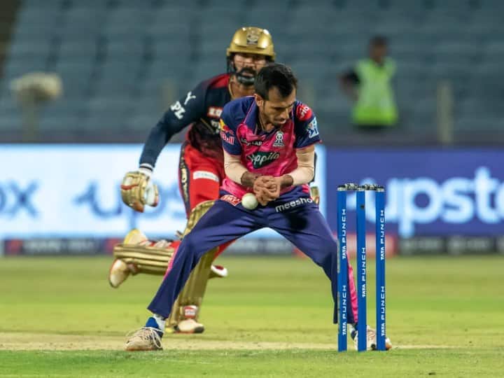 RCB vs RR Yuzvendra Chahal bizarre run out Dinesh Karthik IPL 2022 Watch: कार्तिक को रन आउट करने में चहल की हालत हुई खराब, वीडियो में देखें हाथ से फिसली गेंद और फिर...