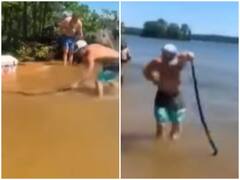 Watch: नदी में मस्ती के दौरान निकल आया सांप, शख्स ने हवा में उछाल कर फेंका  