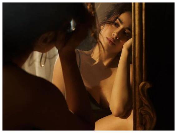 Janhvi Kapoor: జాన్వీ కపూర్ మిర్రర్ మూమెంట్స్ - పిక్స్ చూశారా? Janhvi Kapoor: జాన్వీ కపూర్ మిర్రర్ మూమెంట్స్ - పిక్స్ చూశారా?