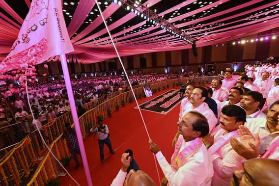 TRS Plenary Photos: గులాబీ రంగు అద్దుకున్న హైదరాబాద్‌- ప్లీనరీతో టీఆర్‌ఎస్ శ్రేణుల్లో నూతన ఉత్సాహం