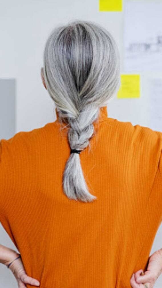 অকালে চুল পাকার কারণ