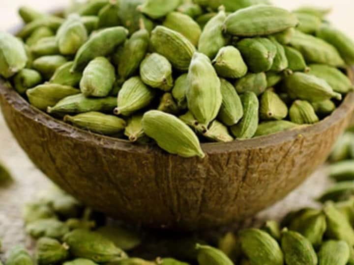 astro benefits cardamom elaichi ke totke for money prosperity and success Elaichi Ke Totke: मेहनत के बाद भी नहीं मिल रही सफलता? आजमाएं हरी इलायची के ये टोटके