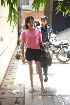 पिंक टीशर्ट और ब्लैक शॉर्ट्स में स्पॉट हुईं रिया चक्रवर्ती, सिंपल अंदाज में तस्वीरें आईं सामने