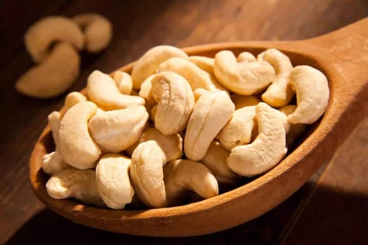 Cashew nut benefit good for bones hair skin and stomach improve your immunity Cashew Benefits:સ્વાદ જ નહીં સ્વાસ્થ્યના ગુણોથી ભરપૂર છે કાજુ, જાણો સેવનના ક્યાં છે અદભૂત ફાયદા