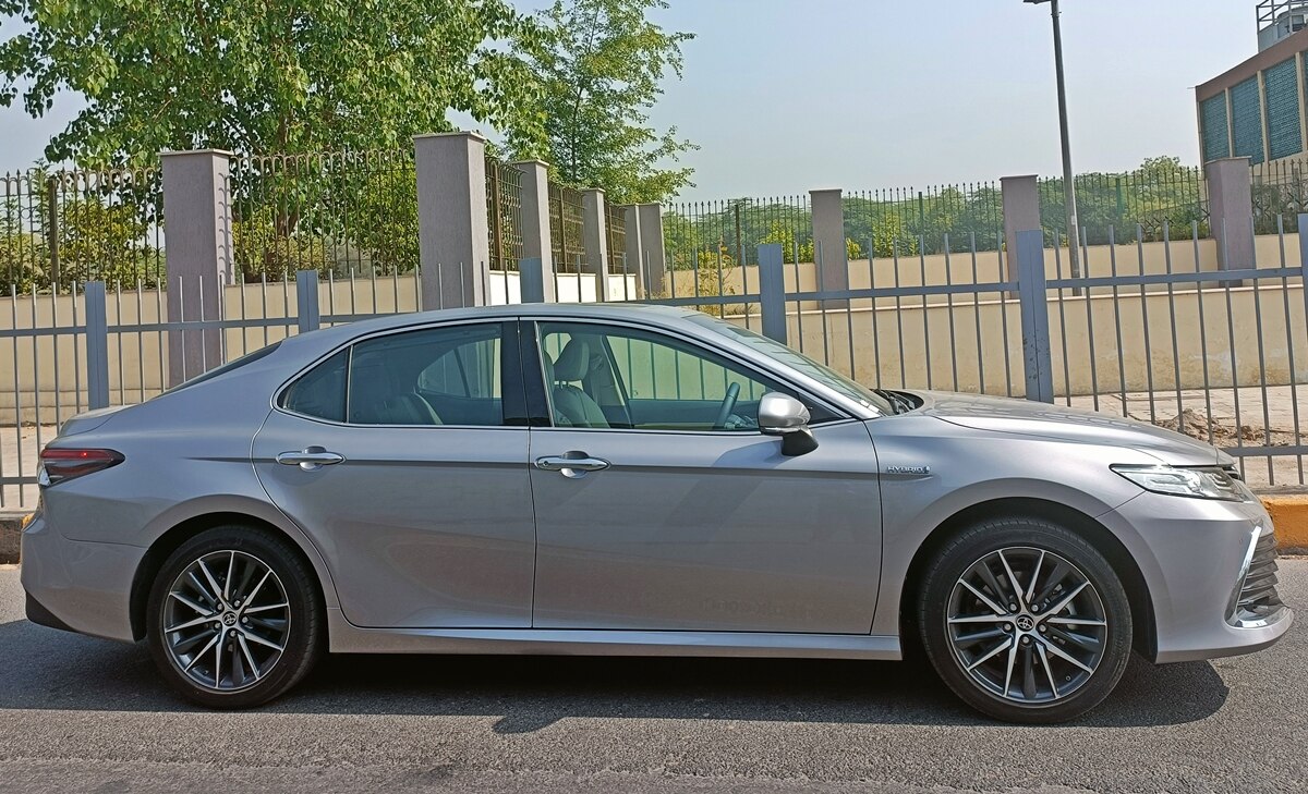 2022 Toyota Camry Hybrid facelift Review: ये है छोटी हैचबैक जितना माइलेज देने वाली लग्जरी कार!