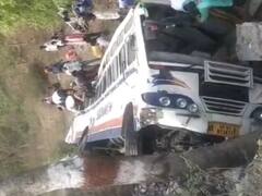 Lalitpur News: बाइक सवारों को बचाने के चक्कर में पलटी बस, 4 की मौत कई लोग घायल