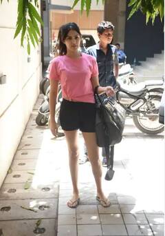 ਪਿੰਕ ਟੀ-ਸ਼ਰਟ ਅਤੇ ਬਲੈਕ ਸ਼ਾਰਟਸ 'ਚ ਸਪਾਟ ਹੋਈ ਰਿਆ ਚੱਕਰਵਰਤੀ , ਸਿੰਪਲ ਅੰਦਾਜ਼ 'ਚ ਤਸਵੀਰਾਂ ਆਈਆਂ ਸਾਹਮਣੇ