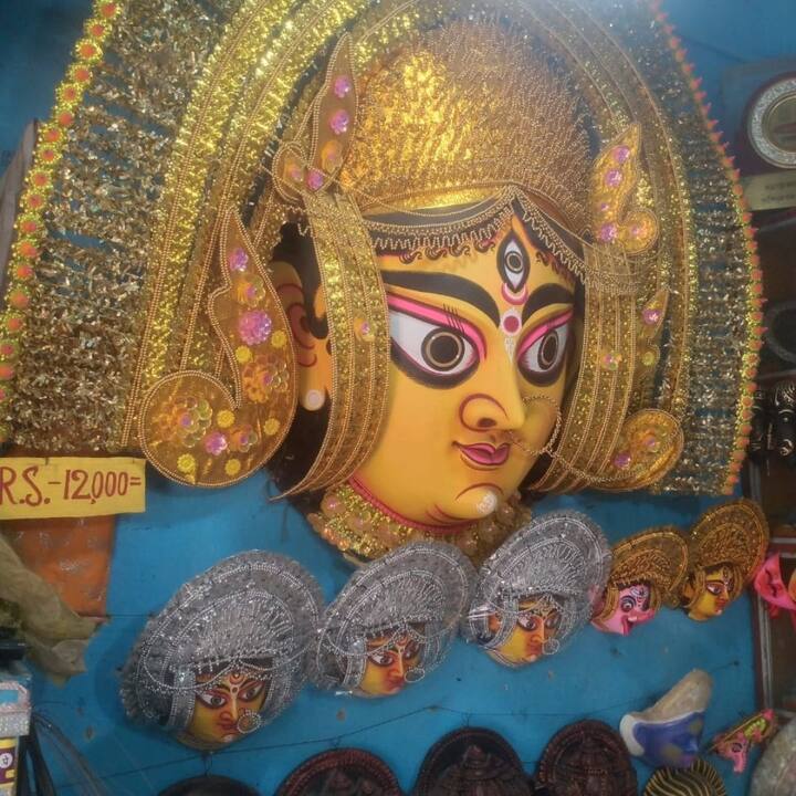 মূলত দেব-দেবীদের ওপর মুখোশ বিক্রি হয়।