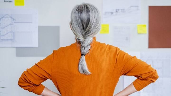 মধ্যবয়স পেরিয়ে বার্ধক্য পা রাখার প্রতীক হিসেবেই এতদিন বিবেচিত হতো। কিন্তু সময়ের সঙ্গে সঙ্গে পাকাচুলের সংজ্ঞাও পাল্টে গিয়েছে। বয়স অল্প হলেও আজকাল চুলে পাক ধরে যায় অনেকের।