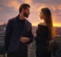 Hrithik Roshan with Mouni Roy: मौनी रॉय ने ऋतिक रोशन के साथ शेयर की सेल्फी, फैंस को खूब पसंद आ रही दोनों की जोड़ी