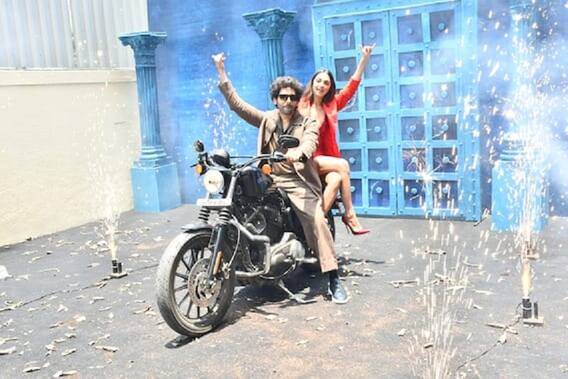 Bhool Bhulaiyaa 2 Trailer Launch: Kiara makes a sensational entry on a bike in a short red dress with Kartik Aaryan, see photos