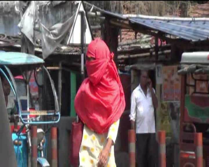 মঙ্গলবার প্রচণ্ড গরমেপূর্ব মেদিনীপুরের তমলুক ও হুগলির পাণ্ডুয়ায় ২ উচ্চমাধ্যমিক পরীক্ষার্থী অসুস্থ হয়ে পড়েন। তাঁরা হাসপাতাল থেকে পরীক্ষা দেন। এই ভয়ঙ্কর গরমে স্কুলের ক্লাসের সময়ও এগিয়ে আনার দাবি উঠেছে।