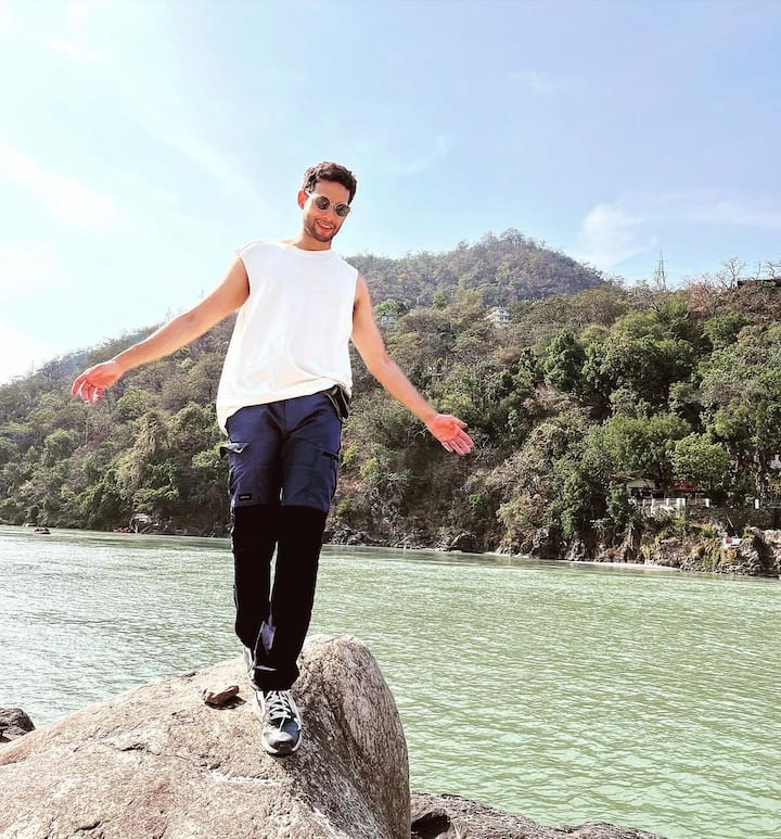 त्याच्या गेहरांईया या चित्रपटाला देखील प्रेक्षकांची पसंती मिळाली. या चित्रपटामध्ये सिद्धांतसोबतच दीपिका पादुकोण आणि अन्नया पांडे यांनी प्रमुख भूमिका साकारली.(photo:siddhantchaturvedi/ig)