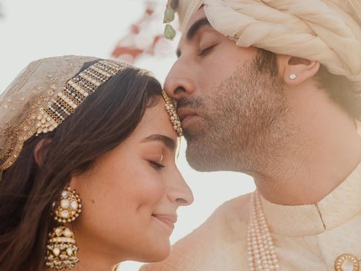 WATCH| How Ranbir Kapoor Introduced Wife Alia Bhatt To His Family After Their Varmala Ceremony WATCH| How Ranbir Kapoor Introduced Wife Alia Bhatt To His Family After Their Varmala Ceremony