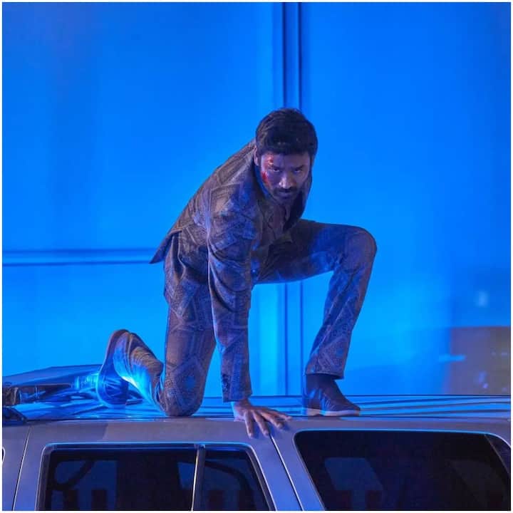 जी हां धनुष द ग्रे मैन से हॉलीवुड में कदम रखने के लिए पूरी तरह से तैयार हैं. हाल ही में इस फिल्म से उन्होंने अपना फर्स्ट लुक शेयर किया है. जिसे देख फैंस उनकी खूब तारीफ कर रहे हैं.