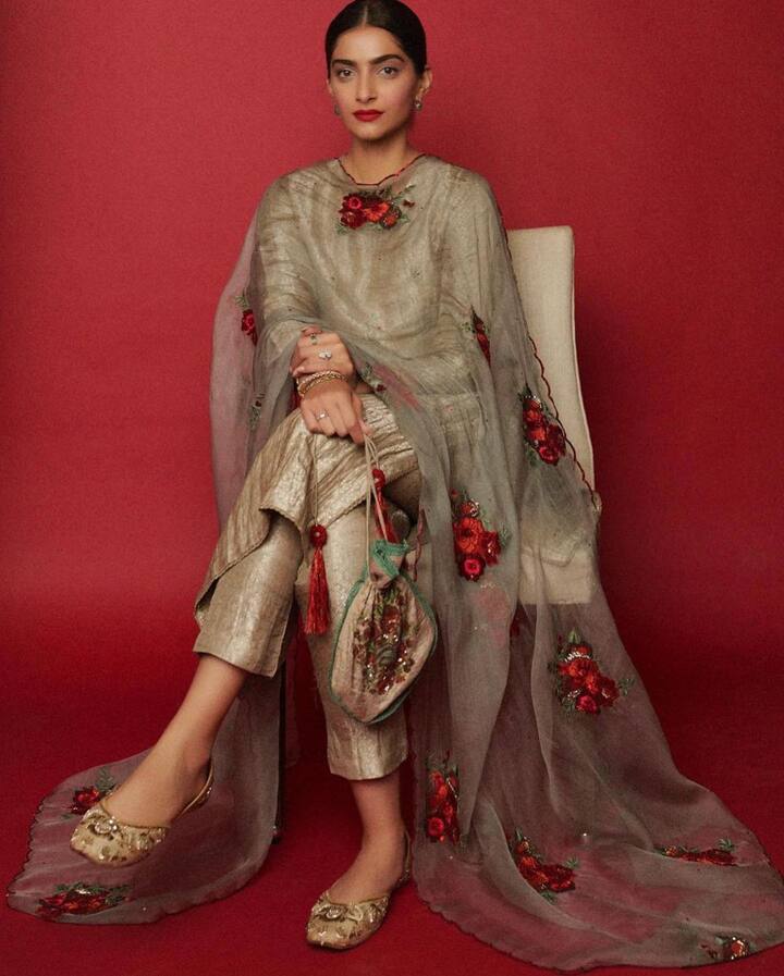 सोनम कपूर को बॉलीवुड की फैशन आइकॉन कहा जाता है. उनका स्टाइल उनका चार्म दर्शकों के सर चढ़कर बोलता है.