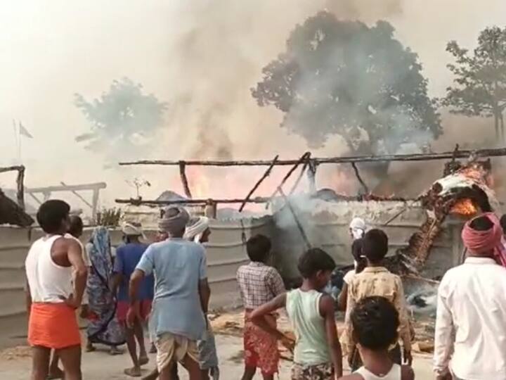 UP News Shravasti fire broke out in the village due to spark of high tension wire, dozen houses were burnt ann Shravasti Fire: श्रावस्ती में हाईटेंशन तार की चिंगारी से गांव में लगी आग, चपेट में आए एक दर्जन घर