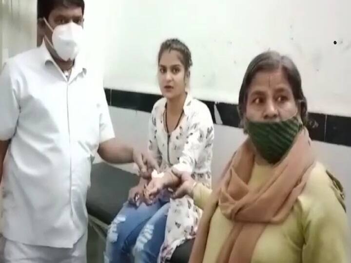 Chhatarpur Chhatarpur girl cut the vein of her hand in front of the collector, know in details ann MP News: छतरपुर में लड़की ने कलेक्टर के सामने काटी हाथ की नस, जानें फिर क्या हुआ