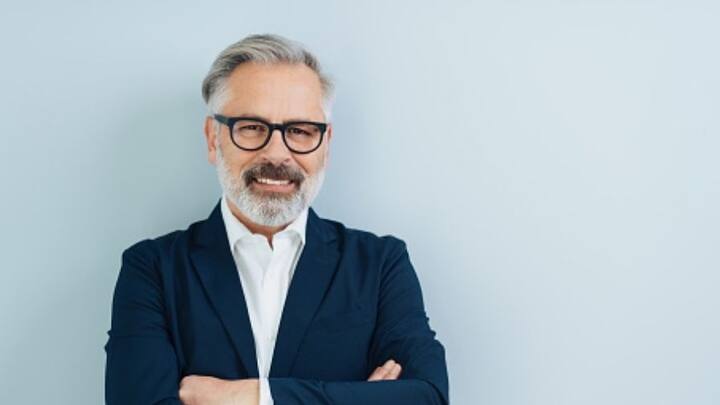 অল্প বয়সে চুলে পাক ধরা মানেই শরীরে গুরুতর রোগ বাসা বেঁধেছে, এমন ভাবার কারণ নেই। বরং বার্ধক্যের আগে চুলে পাক ধরার পিছনে অনেক কারণ রয়েছে।