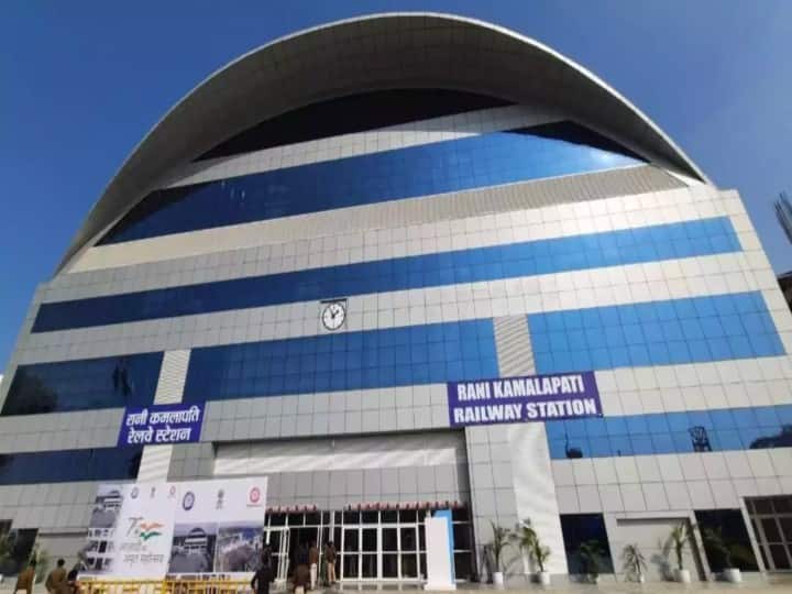 रानी कमलापति रेलवे स्टेशन भारत का आधुनिक रेलवे स्टेशन है. इसमें यात्रियों के लिए विश्व स्तीरय सुविधाएं मौजूद हैं.