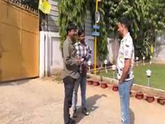 इंटरव्यू लेने पहुंचे शख्स को बिना माइक और कैमरे के तेज प्रताप ने बुलाया अंदर, फिर जो हुआ वो खुद देख लीजिए