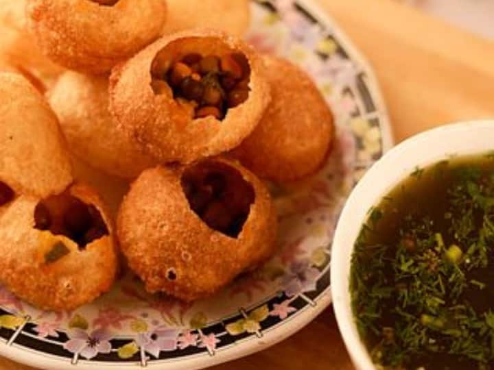 गोलगप्पे का नाम सुनते ही मुंह में पानी आ जाता है. इसका स्वाद लगभग हर किसी को पसंद होता है. साथ ही यह आपको बहुत हा आसानी से भी मिल सकता है. लेकिन हम में से कई लोग गोलगप्पे के पानी को पीने से इग्नोर कर सकते हैं. अगर आप ऐसा करते हैं, तो आज से बिल्कुल भी न करें. क्योंकि गोलगप्पे का पानी सेहत के लिए काफी फायदेमंद हो सकता है. आइए जानते हैं गोलगप्पे का पानी पीने के फायदे- (Photo - Pixabay)