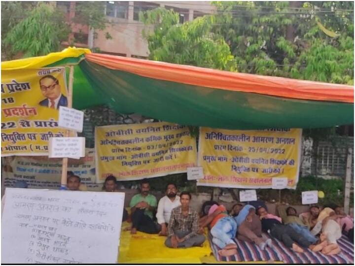 Selected teachers Candidate of OBC quota on Hunger Strike in scorching heat of Bhopal for appointment ANN MP News: नियुक्ति के लिए तपती गर्मी में अनशन कर रहे हैं ओबीसी कोटे के चयनित शिक्षक, क्या है पूरा मामला