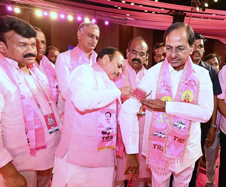 తెలంగాణ మోడల్తో దేశ రాజకీయాల్లో కీలక పాత్ర పోషించబోతున్నట్టు చెప్పే తీర్మానాన్ని మంత్రి హరీష్ రావు ప్రవేశ పెట్టారు.