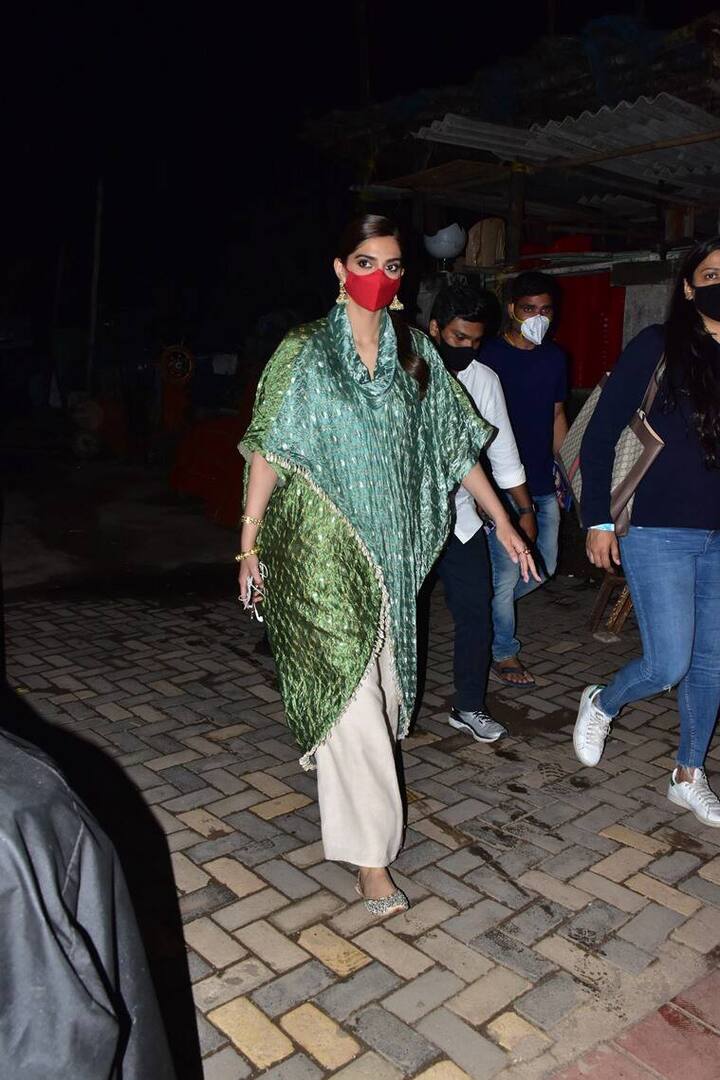 एक्ट्रेस अपनी तस्वीरों में अपना बेबी बंप फ्लॉन्ट कर ही रही हैं साथ ही साथ अपने आउटफिट से तहलका मचाती दिखाई दे रही हैं.
