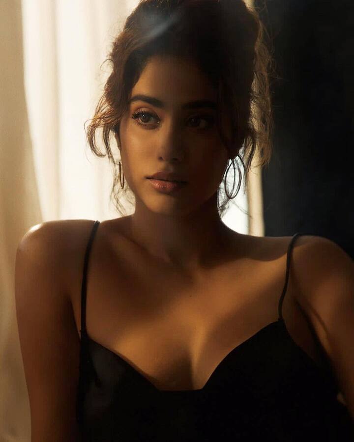 अब हाल ही में एक्ट्रेस ने अपनी कुछ सेंशुअस फोटोज़ शेयर की हैं इन फोटोज़ में जहान्वी कपूर काफी हॉट लग रही हैं.