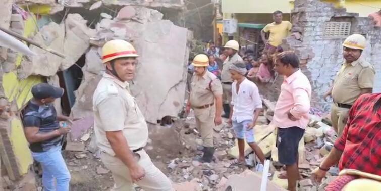 titagarh municipality is working to remove the rubble and demolish the two-storey house in Kharada North 24 pargana: খড়দায় দোতলা বাড়িতে ভাঙন, ধ্বংসস্তূপ সরাতে তৎপর টিটাগর পুরসভা