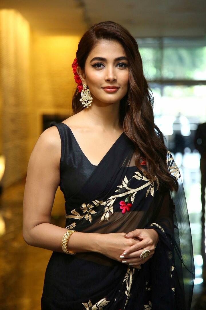 துலாத் தட்டில் உன்னை வைத்து நிகர் செய்ய பொன்னை வைத்தால் துலாபாரம் தோற்காதோ பேரழகே