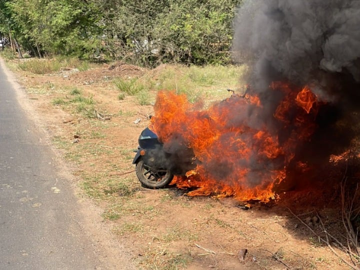 Tamil Nadu: Man Sets Electric Bike On Fire After Getting Irked Over Poor Service Tamil Nadu: Man Sets Electric Bike On Fire After Getting Irked Over Poor Service