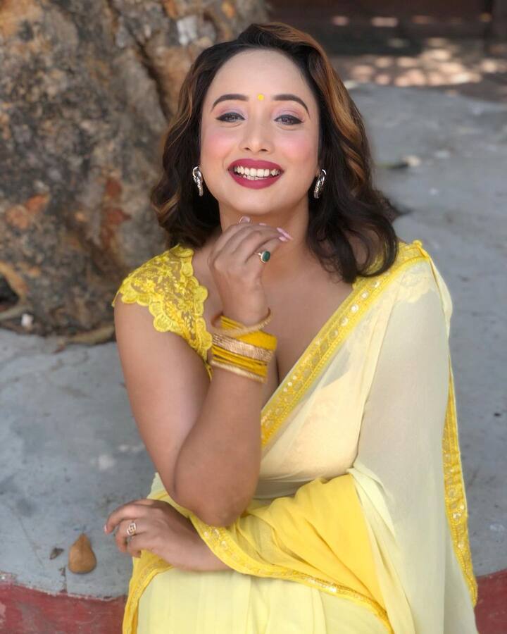 पीली साड़ी पहने रानी चटर्जी अपनी इठलाती अदाओं का जादू बिखेर रही हैं. मिनिमल मेकअप और खुले बालों के साथ उन्होंने अपने इस लुक को कंप्लीट किया है.