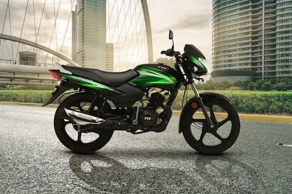 TVS Sport ही देखील एक मायलेज बाइक आहे. या बाईकची किंमत 60 हजार 130 रुपयांपासून सुरू होते. ही बाइक दोन व्हेरिएंट आणि सात रंगामध्ये उपलब्ध आहे. या बाईकमध्ये 109 सीसी क्षमतेचे इंजिन आहे. यामुळे 8.18 बीएचपी पॉवर आणि 8.7 न्यूटन मीटर पीक टॉर्क जनरेट करते. ही बाईक 70 किमीपर्यंतचा मायलेज देते. यामध्ये 10 लिटर पेट्रोलची टाकी आहे.