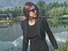 In Pics: कश्मीर की खूबसूरत वादियों का लुत्फ उठाने पहुंचीं निया शर्मा, लेडी बॉस बनीं एक्ट्रेस का किलर है अंदाज