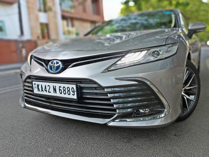 2022 Toyota Camry Hybrid facelift review Big sedan with hatchback efficiency 2022 Toyota Camry Hybrid facelift Review: ये है छोटी हैचबैक जितना माइलेज देने वाली लग्जरी कार!