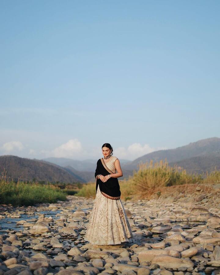 हिमांशीने तिचा लूक पूर्ण करण्यासाठी हेवी ज्वेलरी परिधान केली आहे. तिने गळ्यात मारून कुंदन आणि मोत्याचा चोकर घातला आहे.(photo:iamhimanshikhurana/ig)