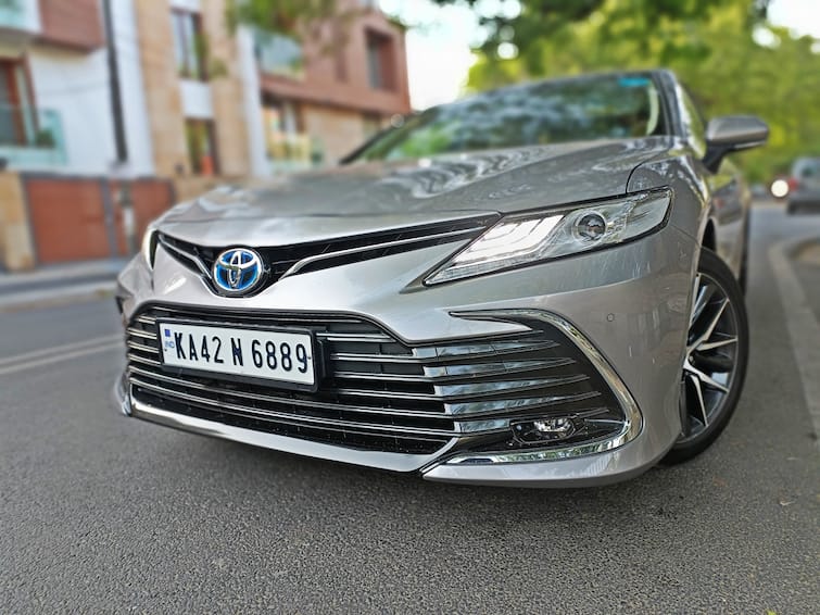 2022 Toyota Camry Hybrid facelift review: Big sedan with hatchback efficiency Toyota Camry Hybrid facelift: சார்ஜ் போட வேண்டாம்.. ஸ்மூத் ட்ரைவிங்.. Toyota Camry Hybrid காரின் சிறப்பம்சங்கள்..!