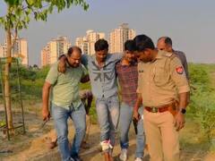Greater Noida Crime News: मुठभेड़ के बाद पुलिस ने बदमाश को किया गिरफ्तार, तीन फोन के साथ ये हथियार बरामद