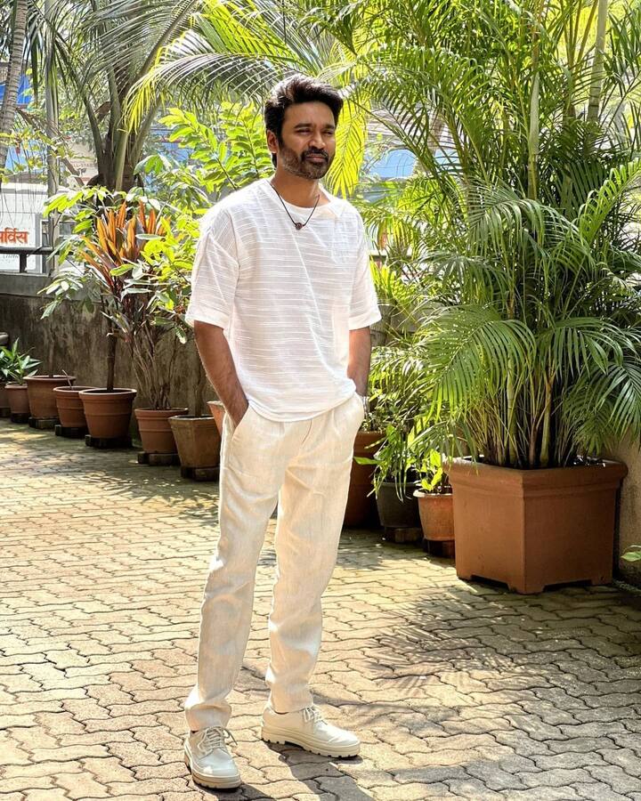 धनुष ने टॉलीवुड और बॉलीवुड में अपनी एक्टिंग का लोहा मनवावे के बाद हॉलीवुड की तरफ रुख कर लिया  है, इस फिल्म को देखने के लिए फैंस काफी बेताब नजर आ रहे हैं. ये फिल्म 22 जुलाई को नेटफ्लिक्स पर रिलीज के लिए पूरी तरह से तैयार है.