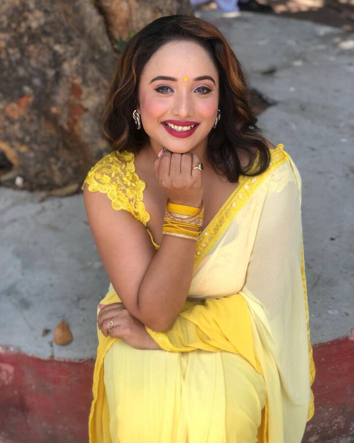 लंबे वक्त बाद रानी चटर्जी ने अपनी खुशनुमा तस्वीरों से फैंस का दिल जीत लिया है. साड़ी पहने हुए रानी ने सबको पीछे मुड़ कर देखने के लिए मजबूर कर दिया है.
