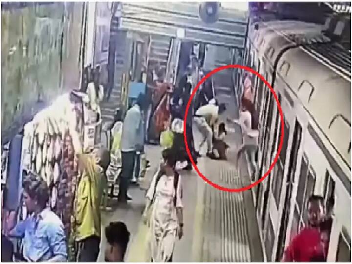 3 girls jump off moving train in chilling video from Mumbai and cop saves one of them- Watch video Watch video: ரயிலில் ஏறும் போது தடுக்கி விழும் பெண்... துரிதமாக செயல்பட்ட காவலர்.. வைரல் வீடியோ !