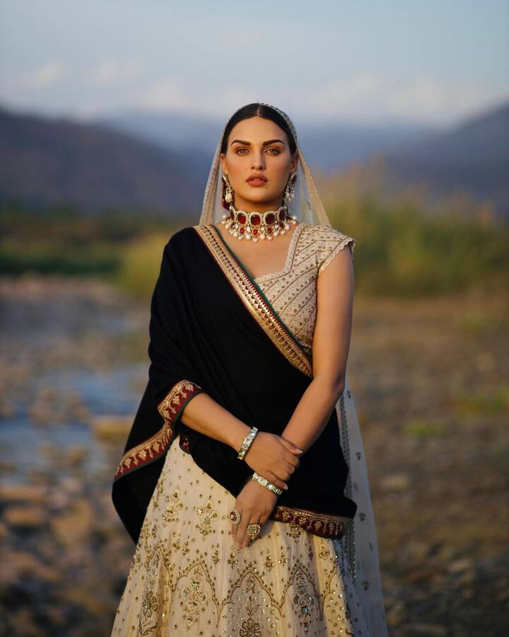 सोशल मीडियावर येताच, अभिनेत्रीचे फोटो इंटरनेटवर हिट झाले आहेत. तिच्या सौंदर्याचे सर्वांनाच वेड लागले आहे.(photo:iamhimanshikhurana/ig)