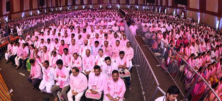 చుట్టూ అంధకారం ఉంటే మణిదీపంలా తెలంగాణ వెలుగుతోంది. తెలంగాణ అనుసరించిన విధానాన్ని కేంద్ర ప్రభుత్వం ఎందుకు ఫాలో అవ్వడం లేదు