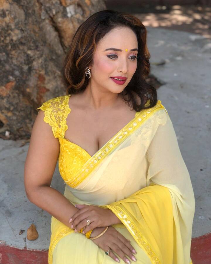 इस लिबास में देखने के बाद रानी चटर्जी को उनके फैंस बॉलीवुड की माधुरी दीक्षित से कंपेयर कर रहे हैं. उन्हें भोजपुरी जगत की माधुरी बुला रहे हैं.
