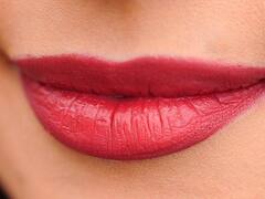 Chapped lip: फटे होंठों से खराब हो सकती है आपकी खूबसूरती, इन घरेलू उपायों से बनाएं लिप्स को ग्लॉसी