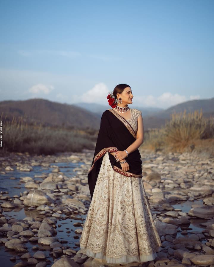 पंजाबची सुपरमॉडेल, गायिका आणि अभिनेत्री हिमांशी खुराना सध्या तिच्या नवीन फोटोशूटमुळे चर्चेत आहे. या फोटोशूटमध्ये हिमांशी नववधूच्या अवतारात दिसत आहे. अभिनेत्रीचे हे फोटो सोशल मीडियावर चांगलेच व्हायरल होत आहेत.(photo:iamhimanshikhurana/ig)