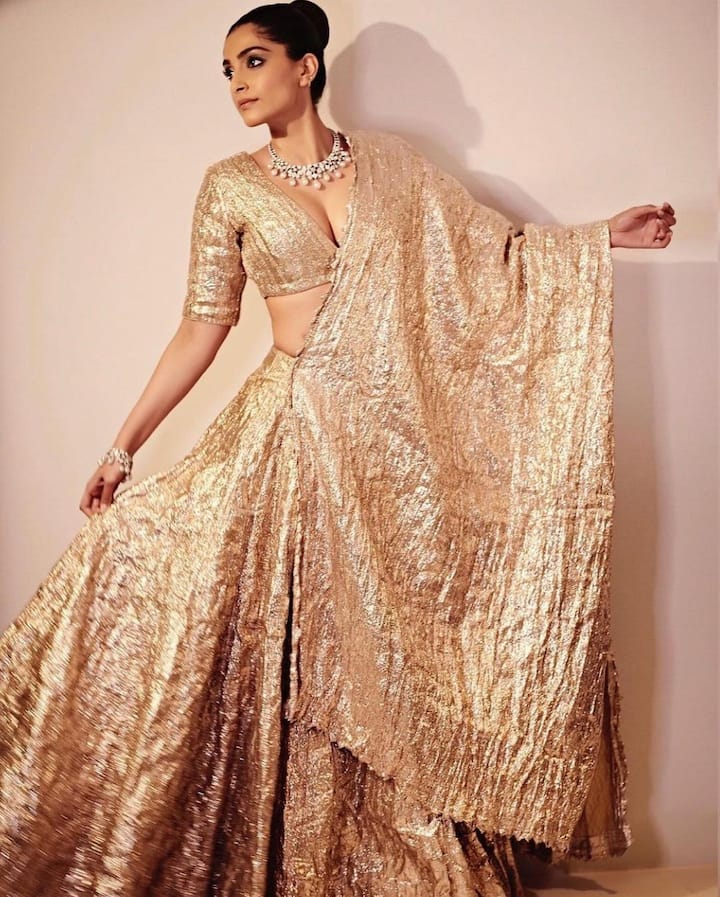 सोनम कपूर को सज-धज कर निकलना कितना पसंद है, यह बात तो आप अच्छे से जानते हैं. ऐसा बहुत कम होगा जब आपने सोनम को नो मेकअप और कैजुअल लुक में स्पॉट किया हो.